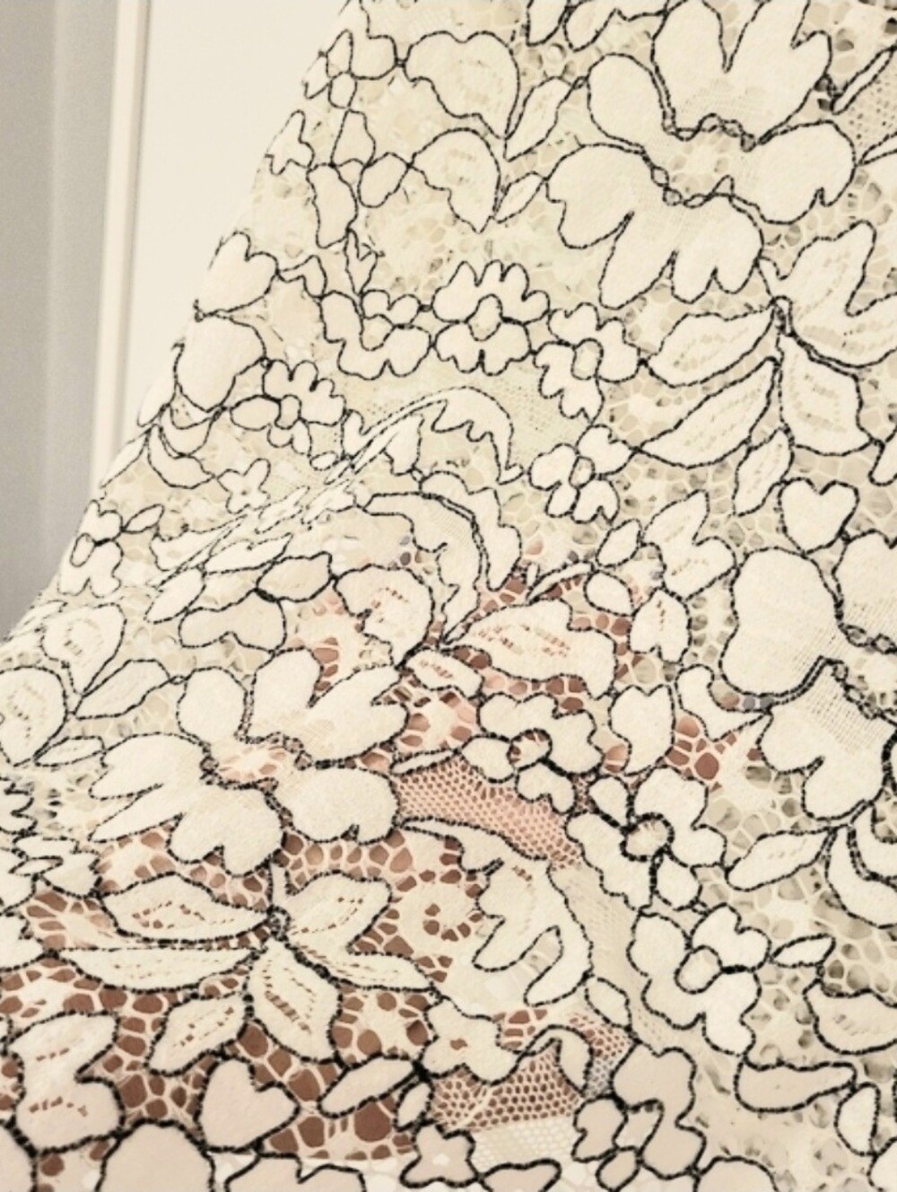 🦢 Three Dots Corded Lace Flounce-sleeve Top - Picture 2 of 11